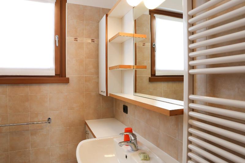 Deluxe Apartment with Balcony and Mountain View image 3