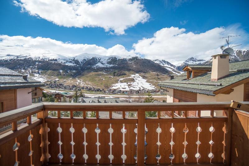 Deluxe Apartment with Balcony and Mountain View image 4