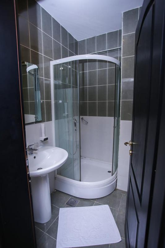 Deluxe Double Room with Shower image 2