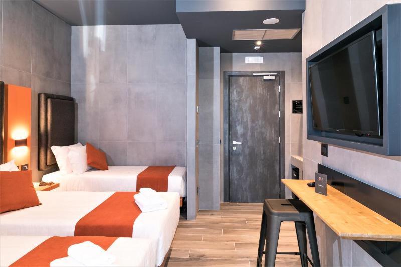 Standard Quadruple Room image 2