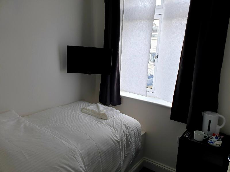 Budget Single Room with Private Bathroom image 3