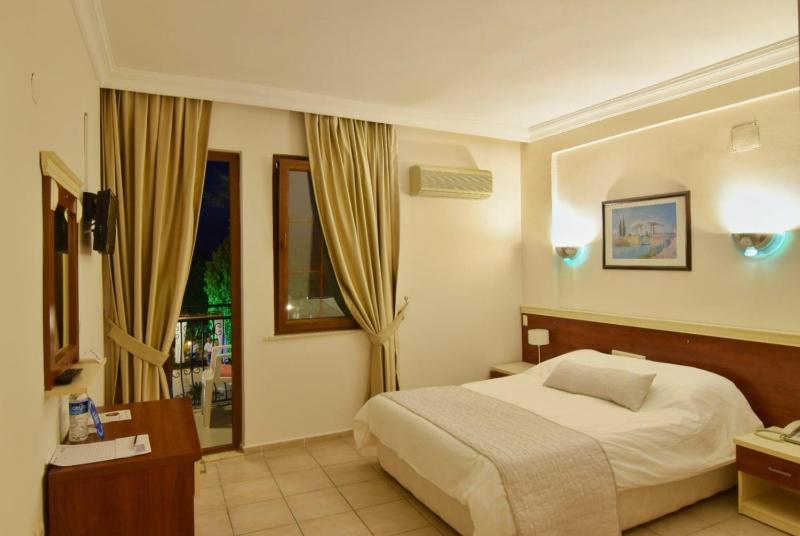 Double Room with Pool View image 3