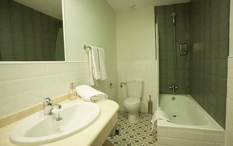 Double or Twin Room image 3