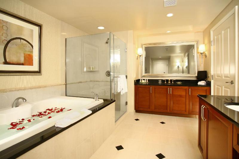 One-Bedroom Suite image 2
