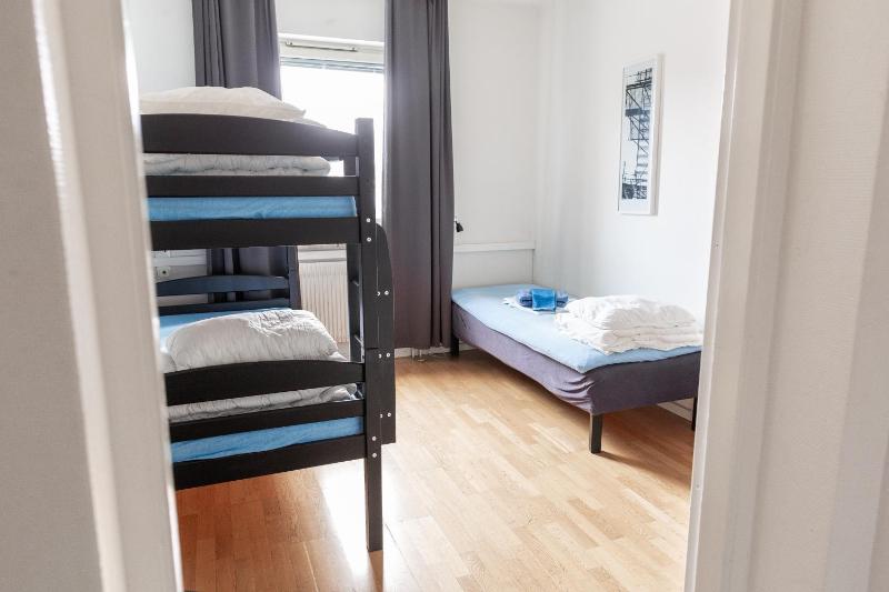 Economy Triple Room image 3