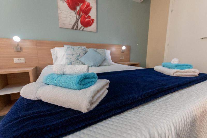 Standard Triple Room with Balcony image 4