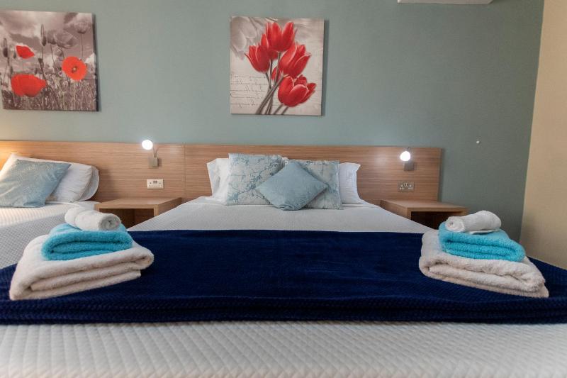 Standard Triple Room with Balcony image 3