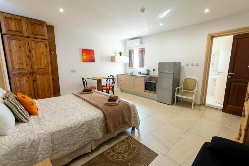 Studio Apartment image 2
