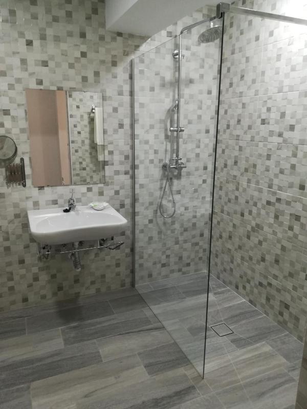 Standard Double or Twin Room image 2