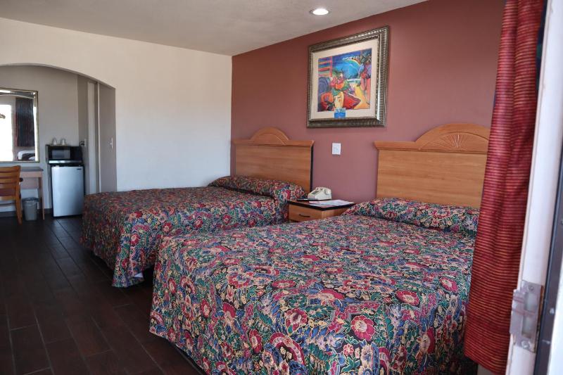 Queen Room with Two Queen Beds - 4 Adults image 3