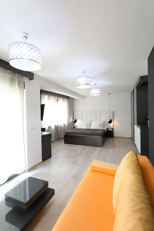 Deluxe Double Room with Balcony image 2