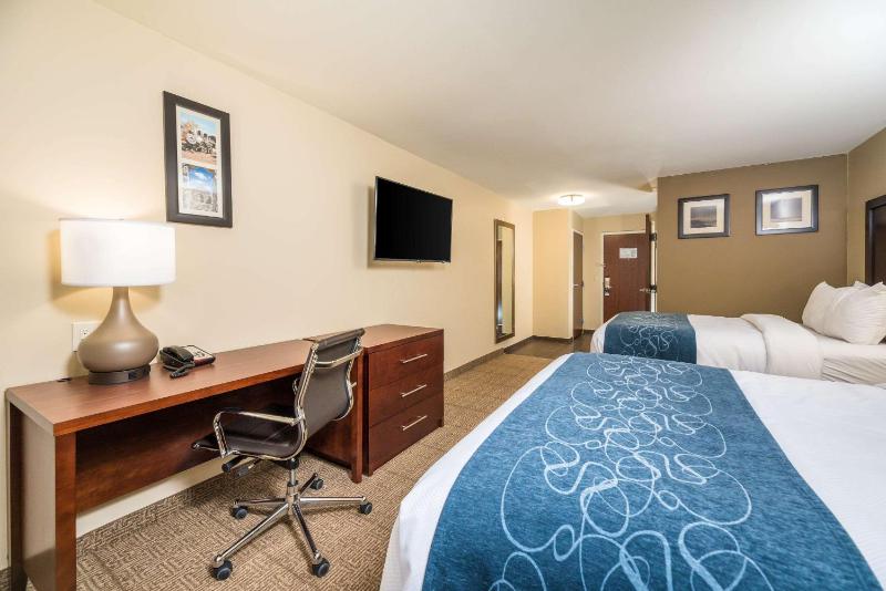 Queen Room with Two Queen Beds - Non-Smoking image 1