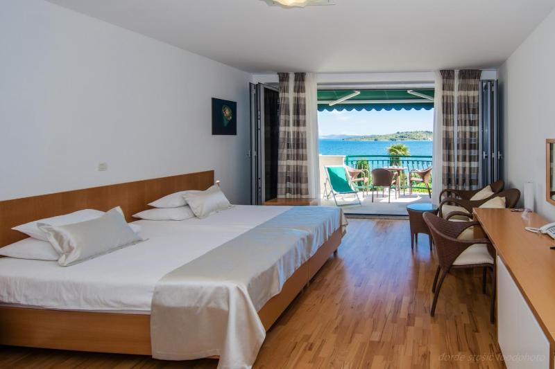 Double Deluxe Room with Balcony and Sea View image 4