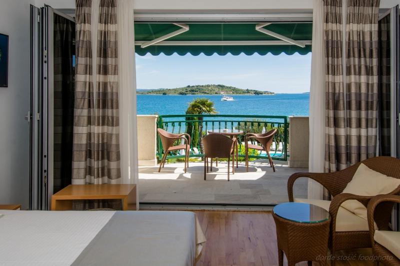 Double Deluxe Room with Balcony and Sea View image 3