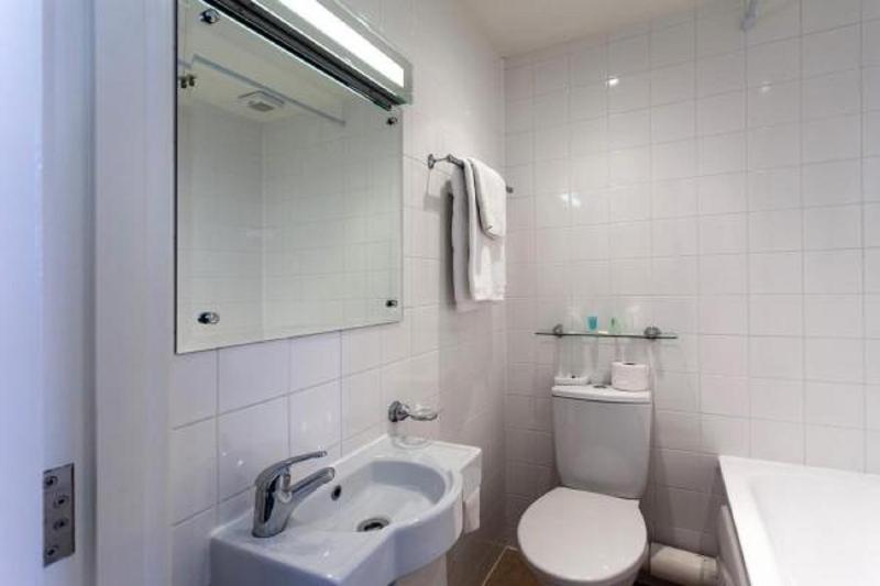 Twin Room image 2