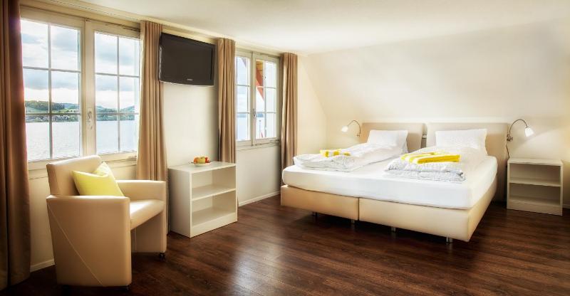 Double Room with Lake View image 3