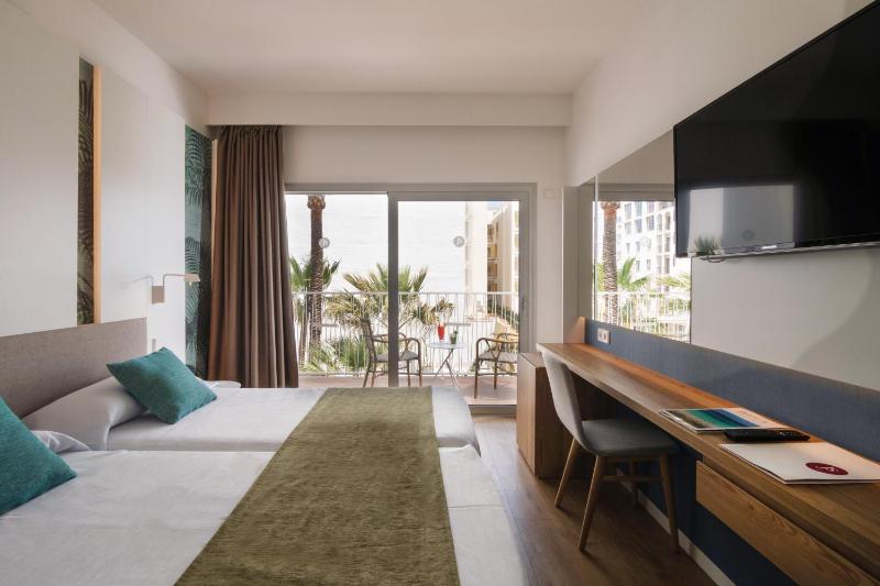 Double Room with Balcony - High Floor image 1