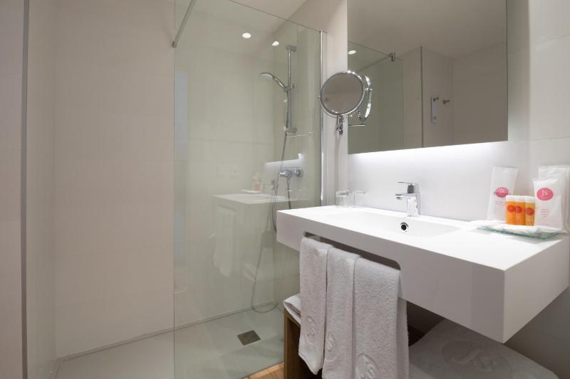 Single Room with Balcony image 2