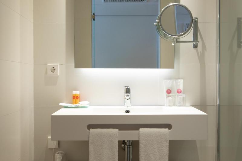 Double Room with Balcony (1 Adult) image 4