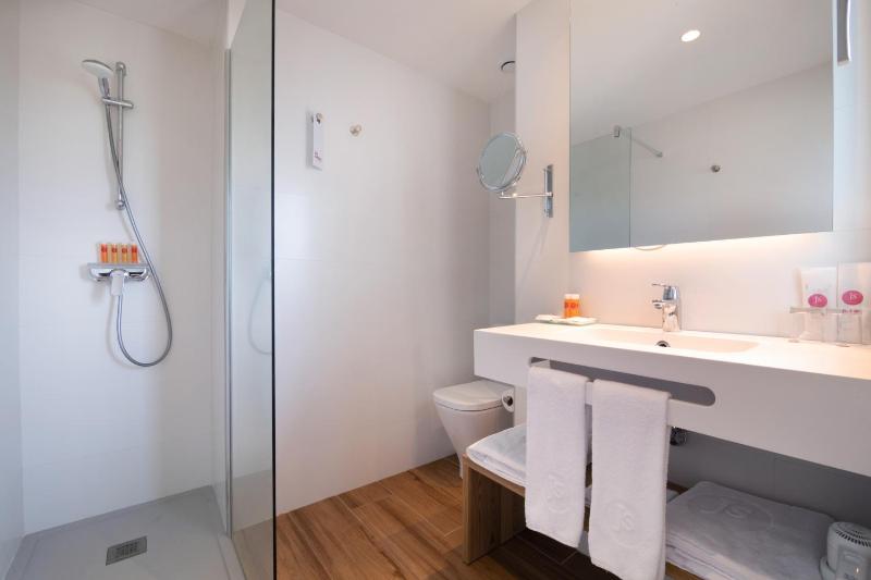 Double Room with Balcony (1 Adult) image 3