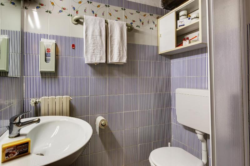 Economy Twin Room image 2