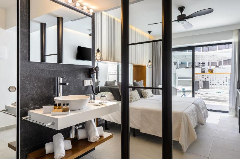 Superior Twin Room image 4