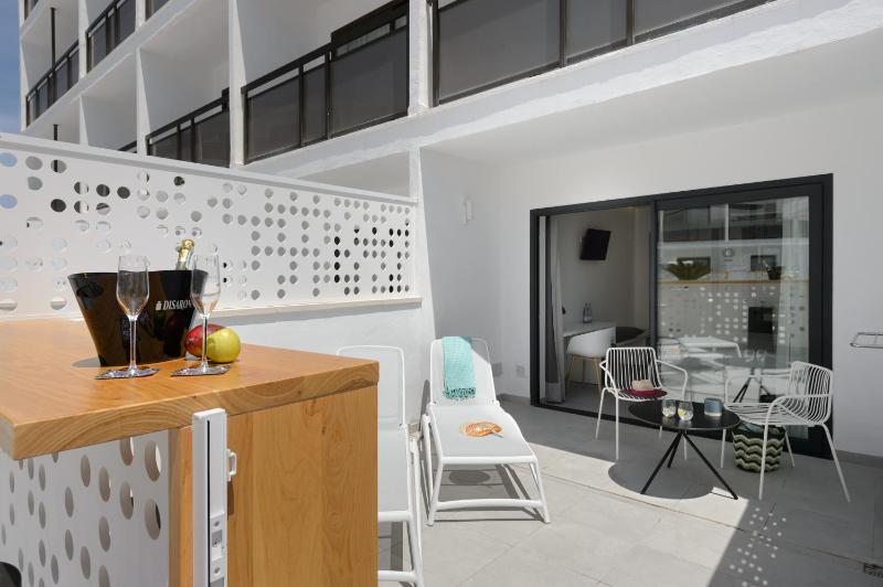 Superior Twin Room image 3