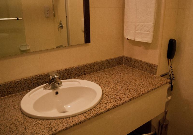 Twin Room image 3