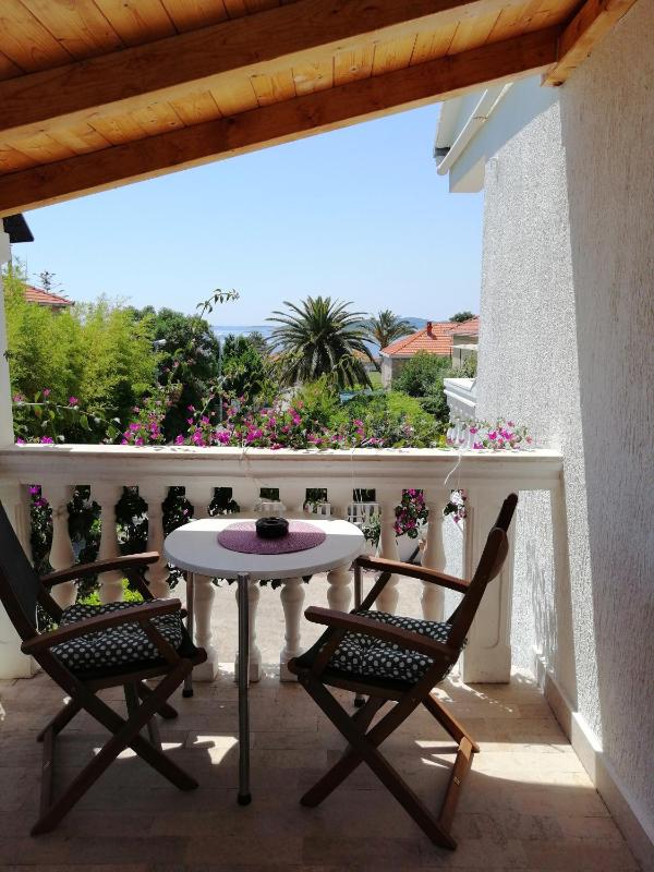 Studio with Shared Terrace image 1