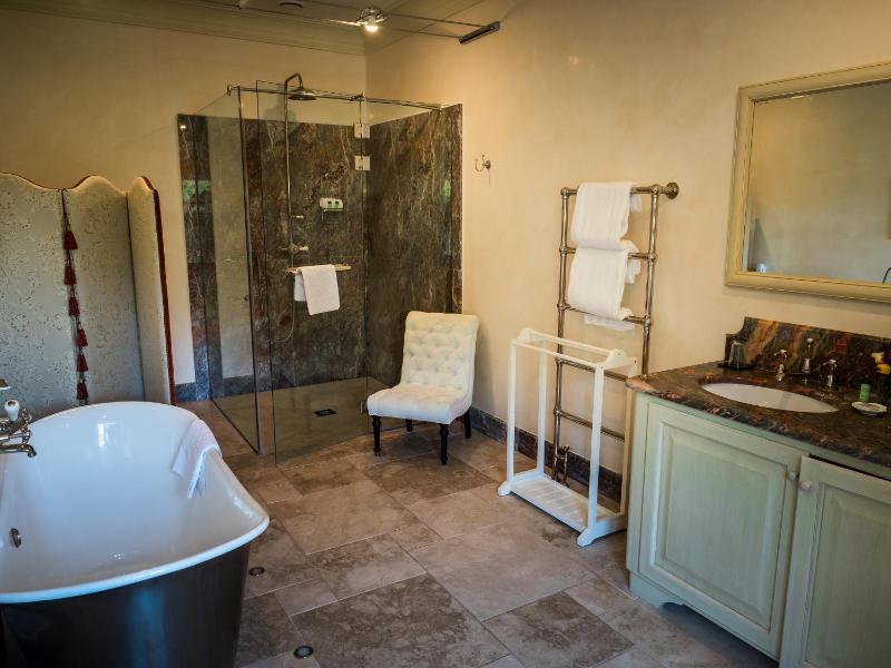 Deluxe Double Room with Balcony image 3