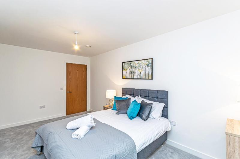 One-Bedroom Apartment image 3