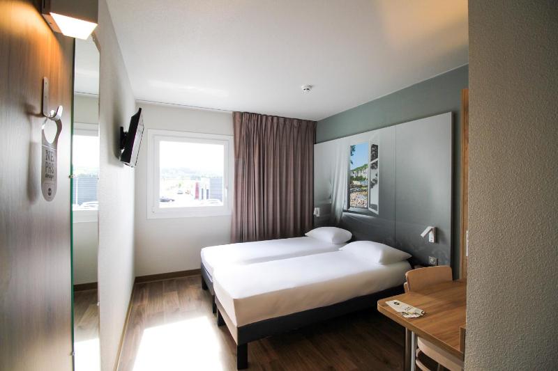Standard Twin Room image 4
