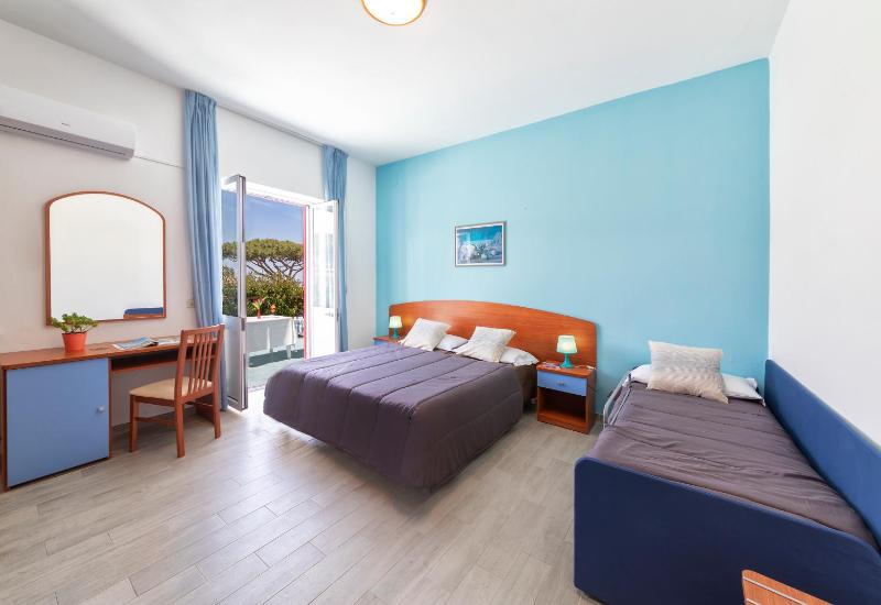 Standard Quadruple Room image 4