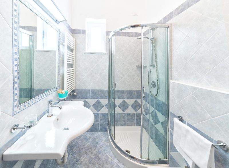 Standard Quadruple Room image 3