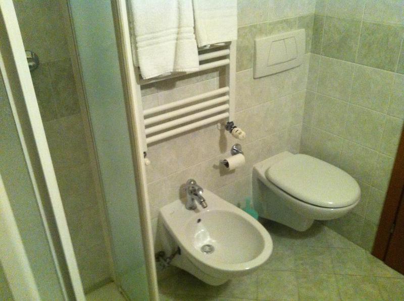 Single Room with Bathroom image 2