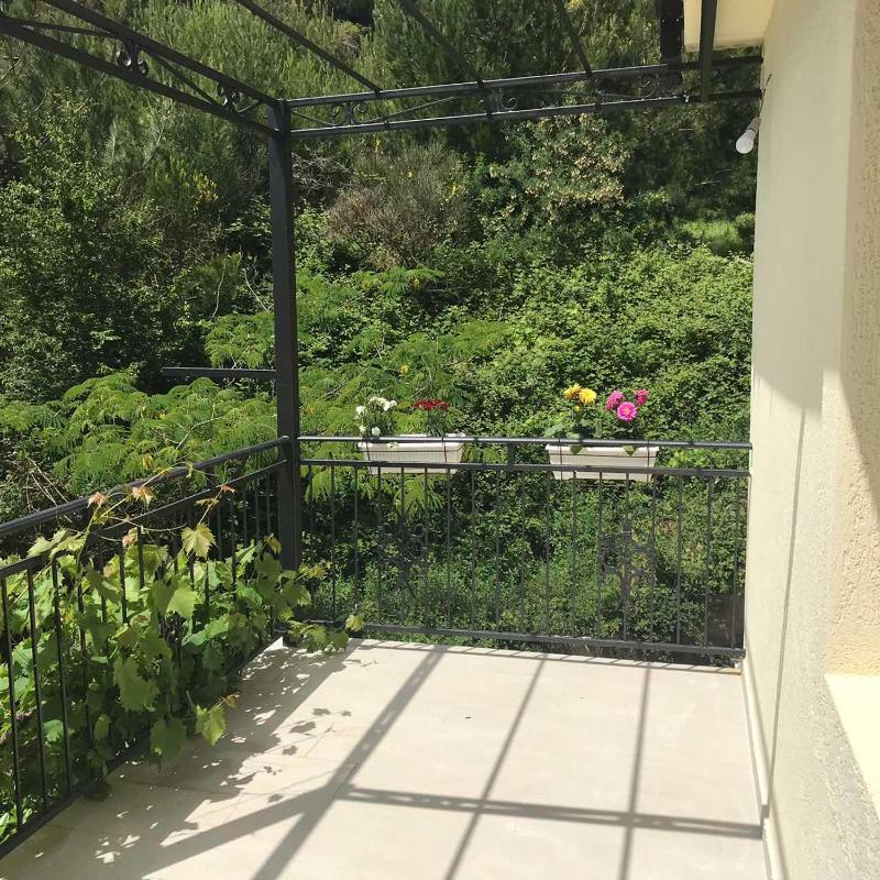 One-Bedroom Apartment with Balcony and Sea View image 4