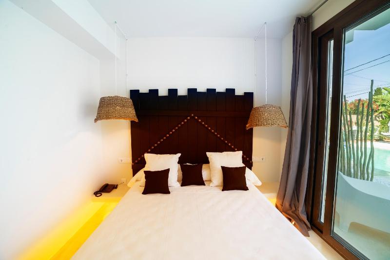 Deluxe Room with Terrace image 3