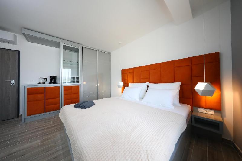 Deluxe Double Room with Balcony and Sea View image 3