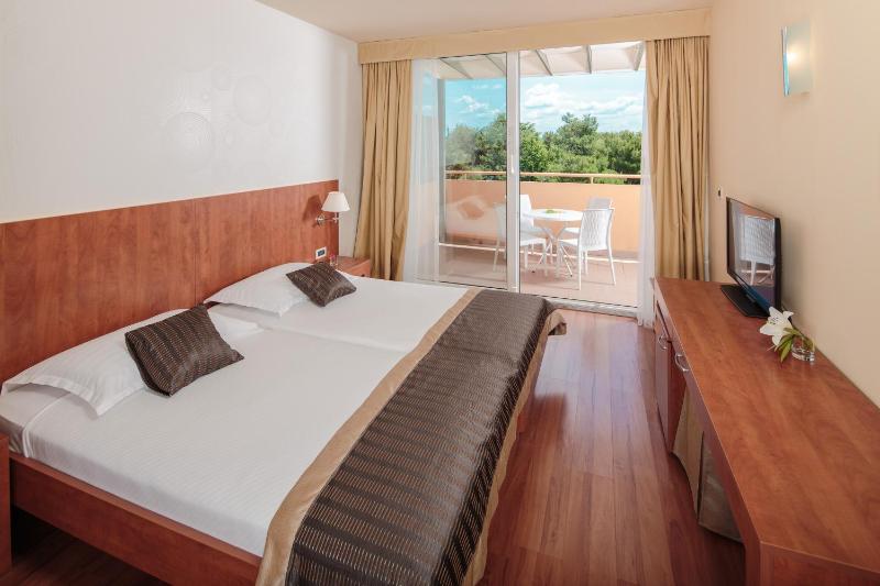 Classic Room with Balcony - Park Side image 3