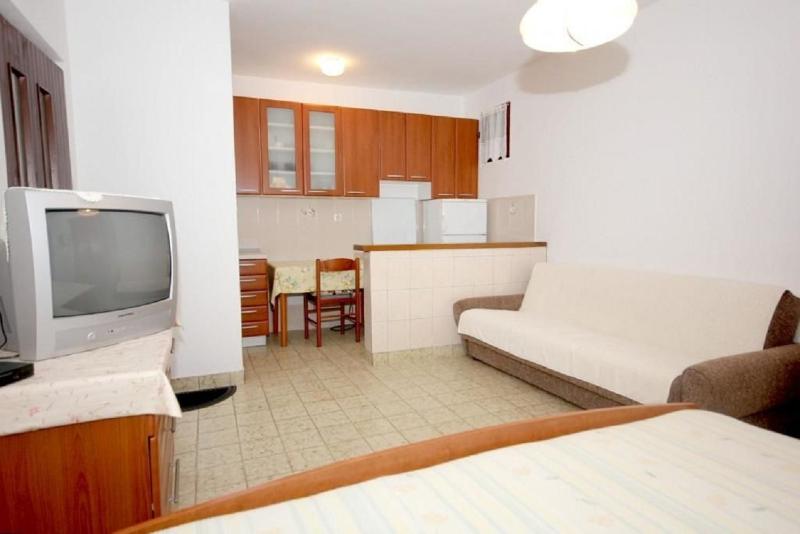 Studio Apartment 1 image 2