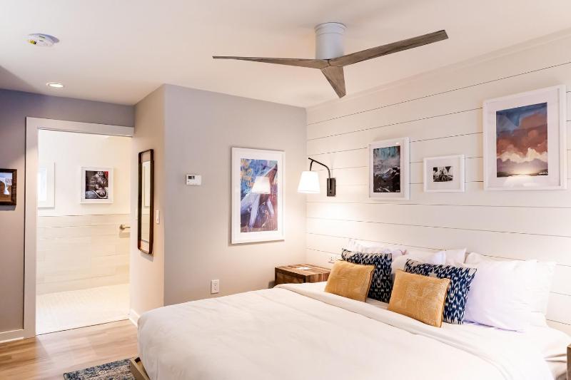 King Room with Roll-In Shower - Disability Access image 1