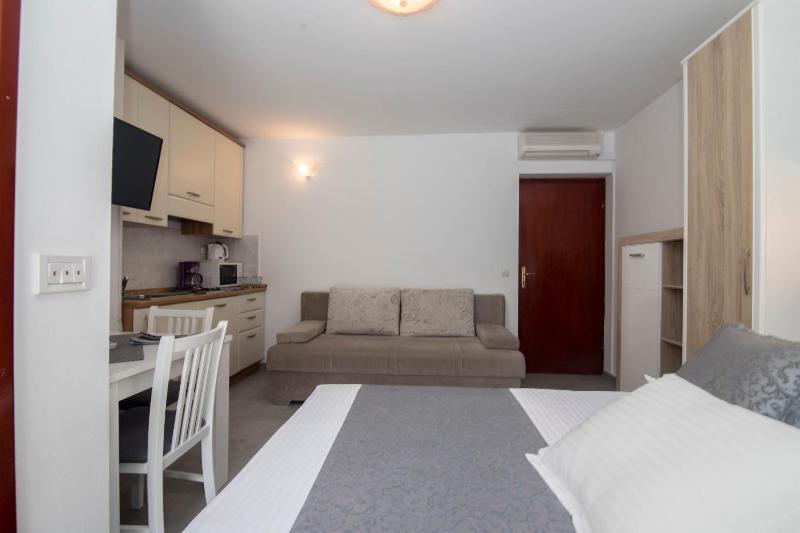 Studio with Balcony image 4