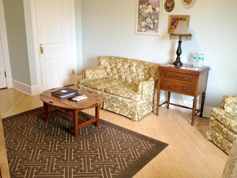 Two-Bedroom Queen Suite image 4