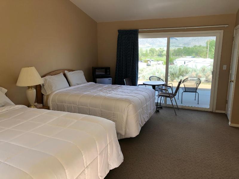 Queen Room with Two Queen Beds - Non-Smoking image 4