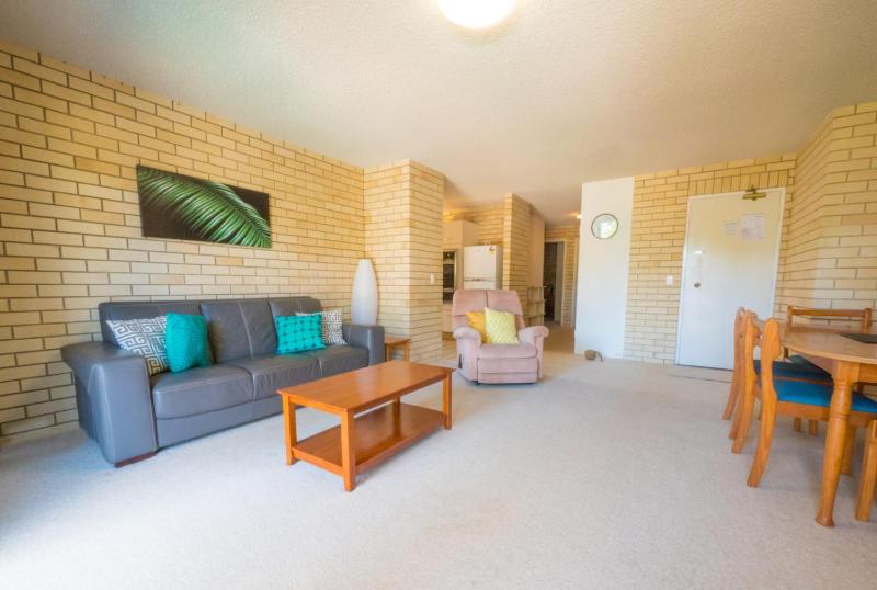 Golden Shores Unit 3 21 Landsborough Parade - image 3