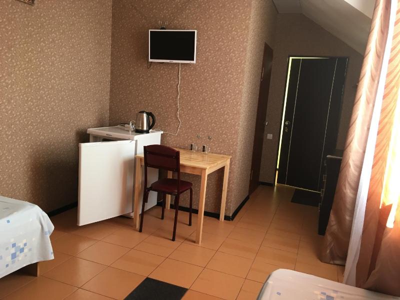 Twin Room with Private Bathroom image 3