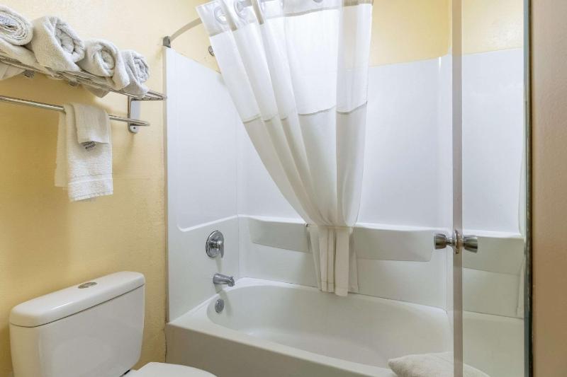 Queen Room with Two Queen Beds - Smoking image 2