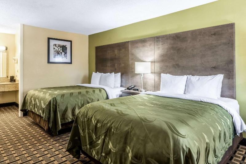 Queen Room with Two Queen Beds - Non-Smoking image 4