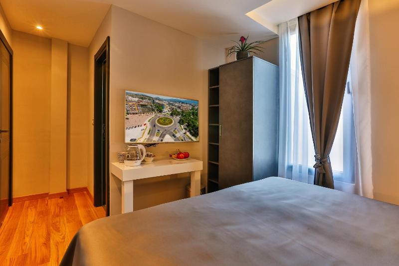 Deluxe Double Room small room image 1