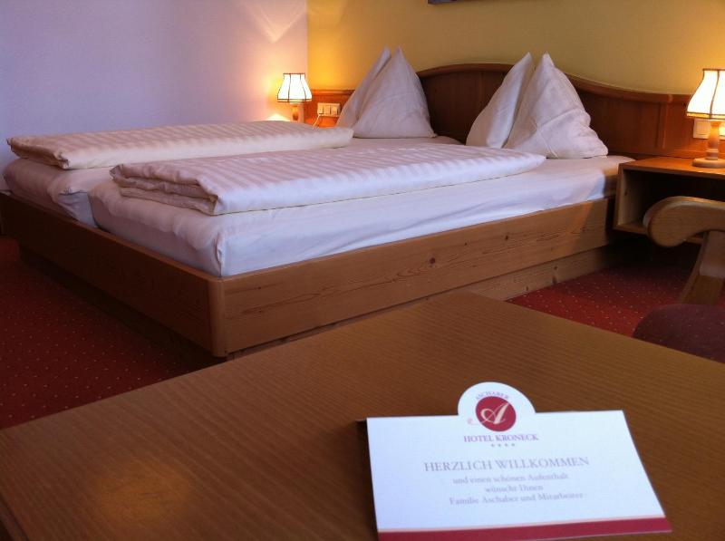 Double Room with Balcony image 4